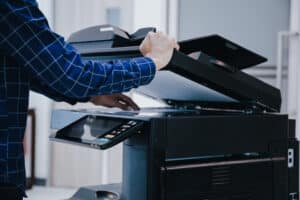 Scan-to-DMS: Wie Sie Papierarchive effizient digitalisieren – ohne den Betrieb lahmzulegen