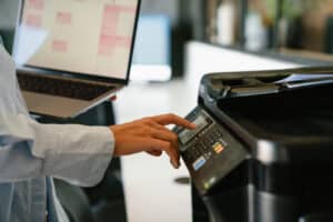 Managed Print Services sind mehr als Druckermiete: MPS organisiert Druck als gesteuerten Prozess mit Geräteflotte, Verbrauchsmaterial, Service-Level, Druckmanagement-Software, Reporting und Datenschutz. Der Beitrag erklärt, wann sich MPS für mittelständische Unternehmen lohnt und welche Punkte ein guter Vertrag enthalten sollte.